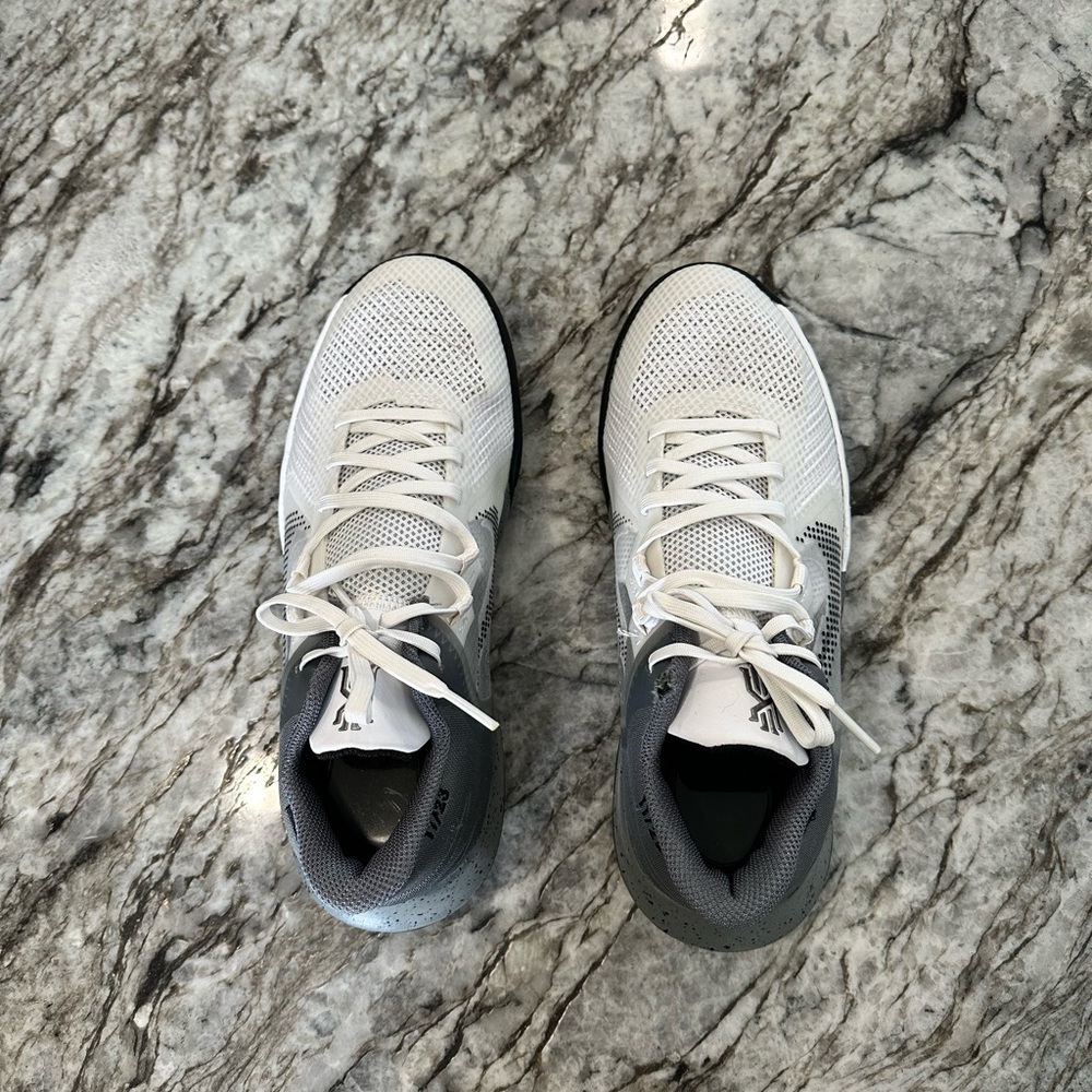 Nike Kyrie Flytrap 5 GS White Smoke Gray Chrome 5.5 Youth